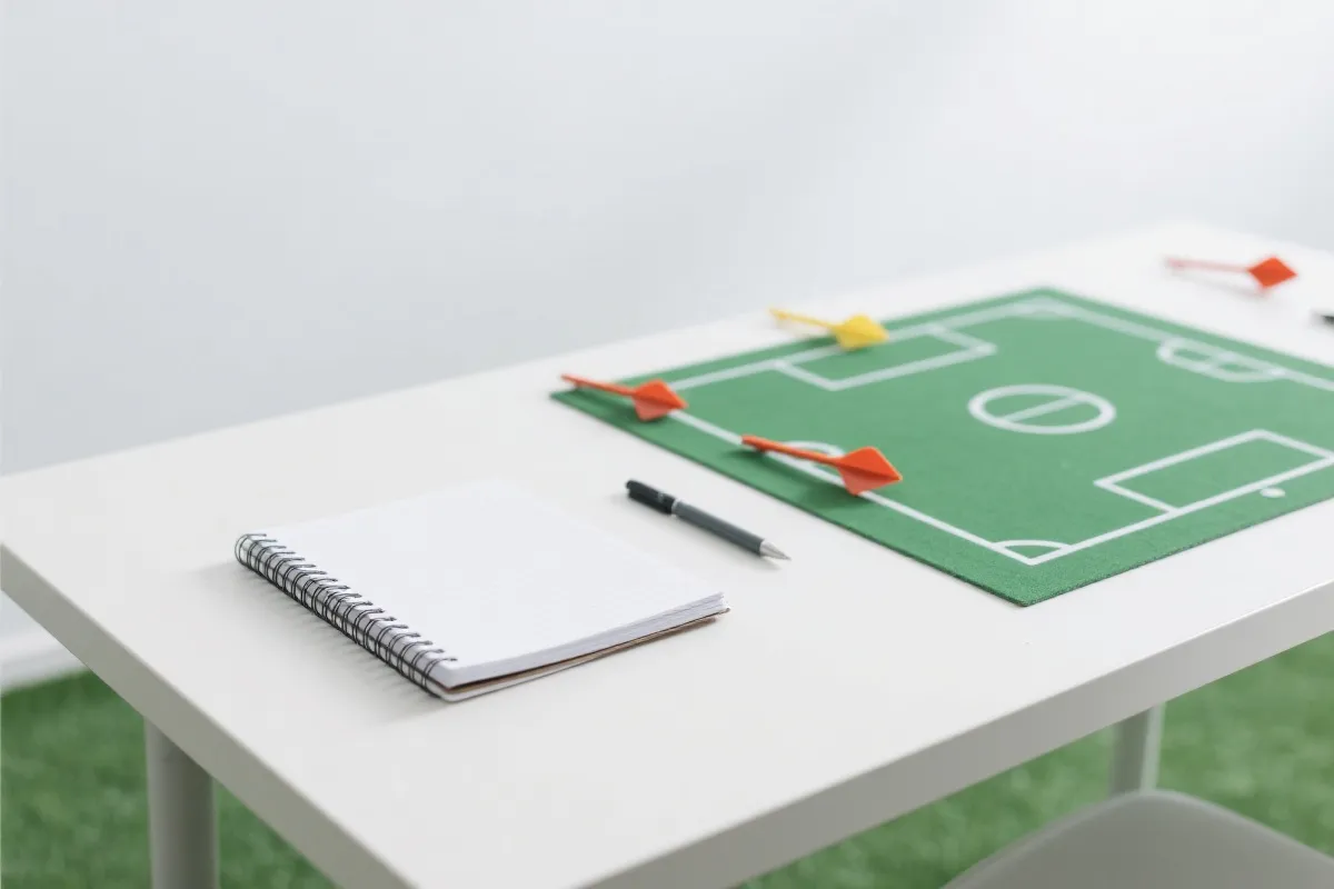 世界杯外围投注教程配图：战术板与笔记